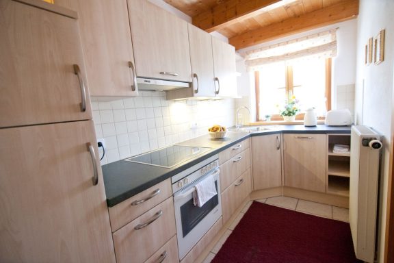 Küchenzeile im Ferienhaus Katharina Ferienhaus Katharina in Lenggries – moderne Küchenzeile