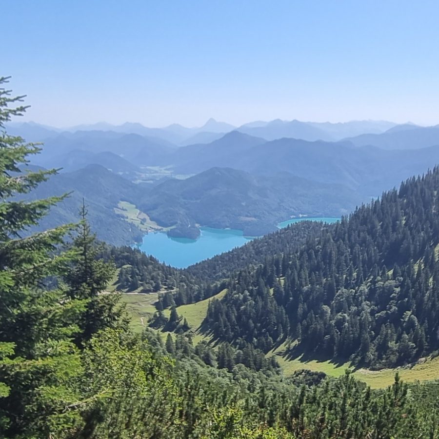 Berge und Walchensee Aussicht auf den türkisfarbenen Walchensee