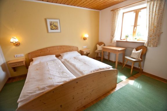 Schlafzimmer Erdgeschoss Schlafzimmer im Erdgeschoss mit Sitzmöglichkeit Ferienhaus Katharina
